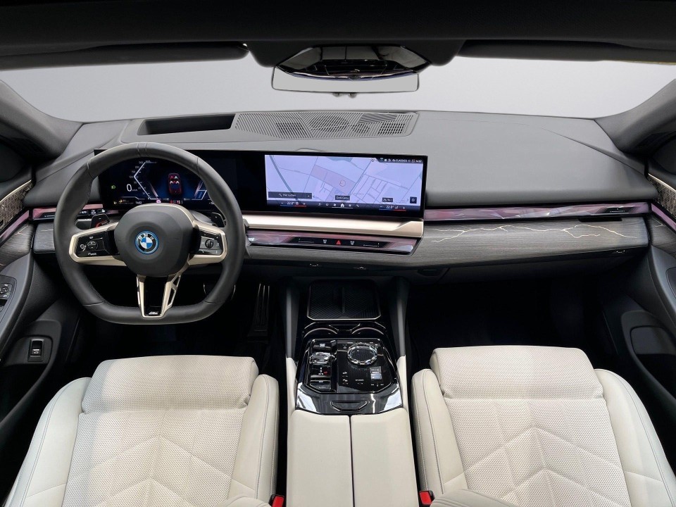 BMW Seria 5 550e xDrive M-Sport (5)