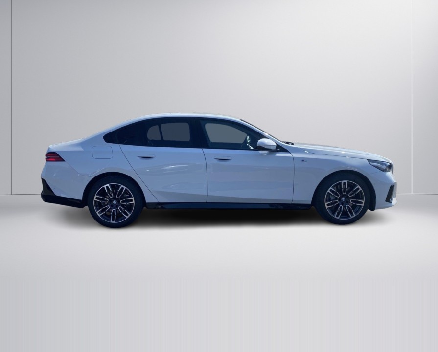 BMW Seria 5 550e xDrive M-Sport (3)