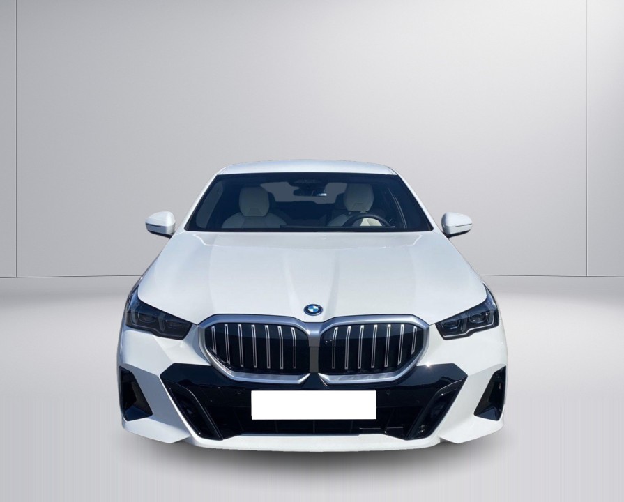 BMW Seria 5 550e xDrive M-Sport (2)