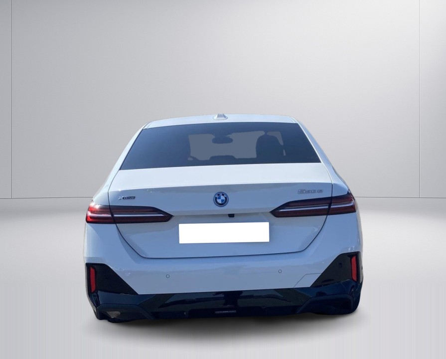 BMW Seria 5 550e xDrive M-Sport (5)