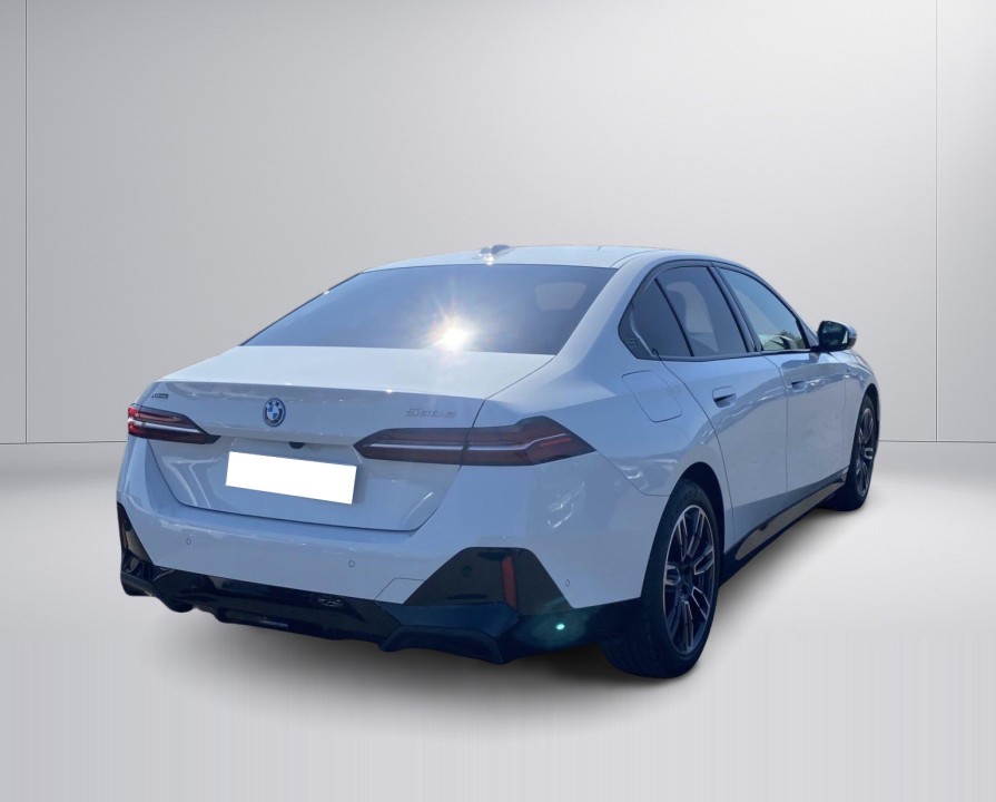 BMW Seria 5 550e xDrive M-Sport (4)
