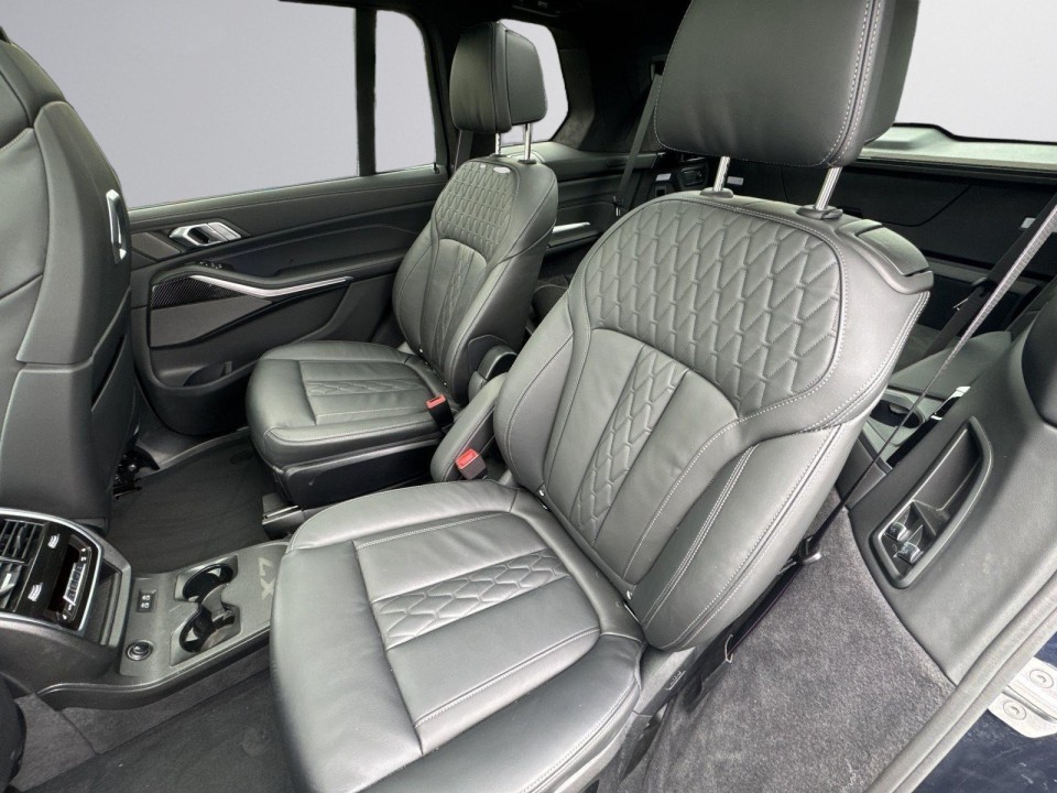 BMW X7 M60i - foto 17