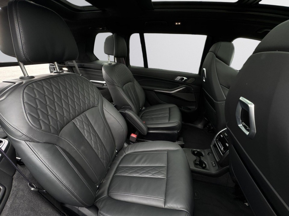 BMW X7 M60i - foto 16
