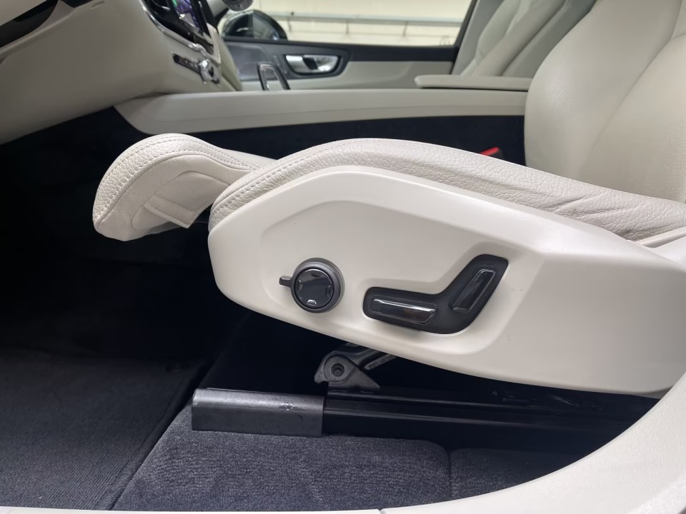 Volvo XC 60 T8 Recharge AWD Ultimate Dark - foto 14