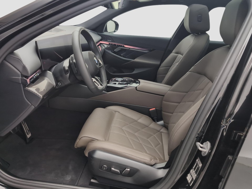 BMW 5 Series 2025 — imagine 5