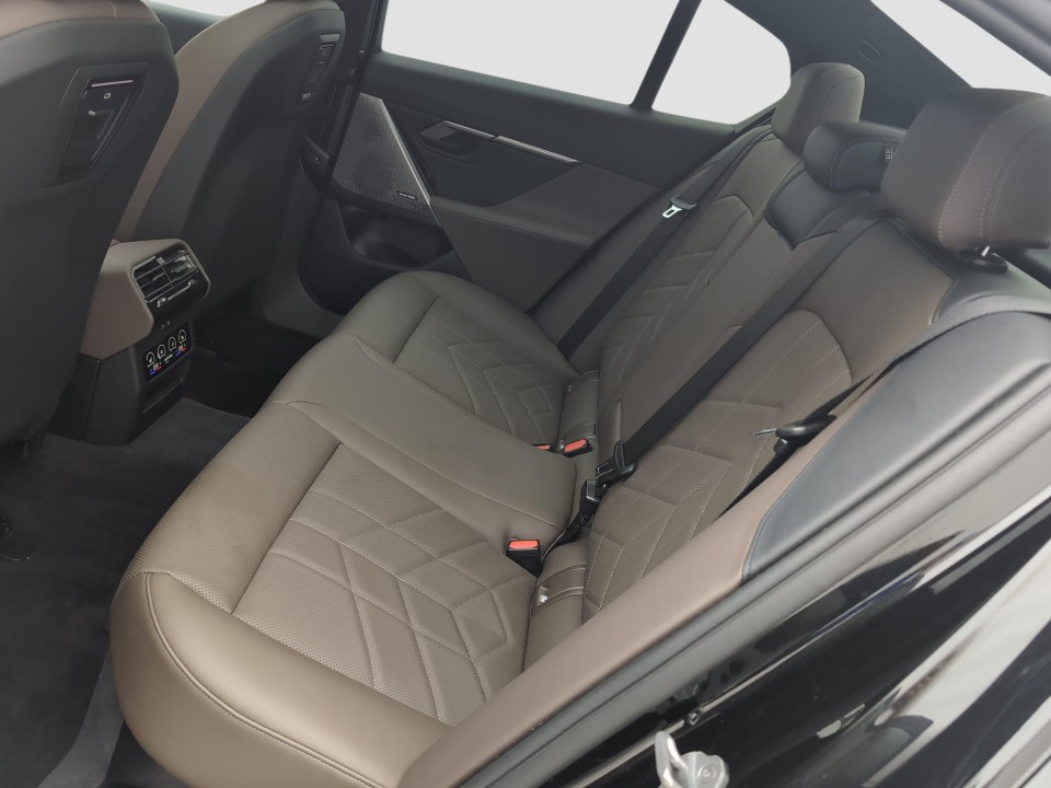 BMW 5 Series 2025 — imagine 16