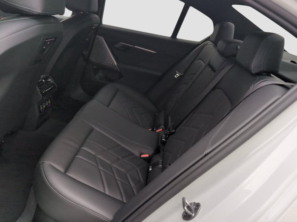 BMW 5 Series 2025 — imagine 14