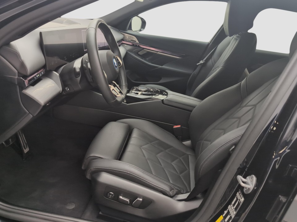 BMW 5 Series 2025 — imagine 5