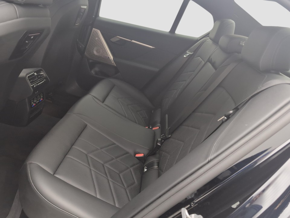 BMW 5 Series 2025 — imagine 16