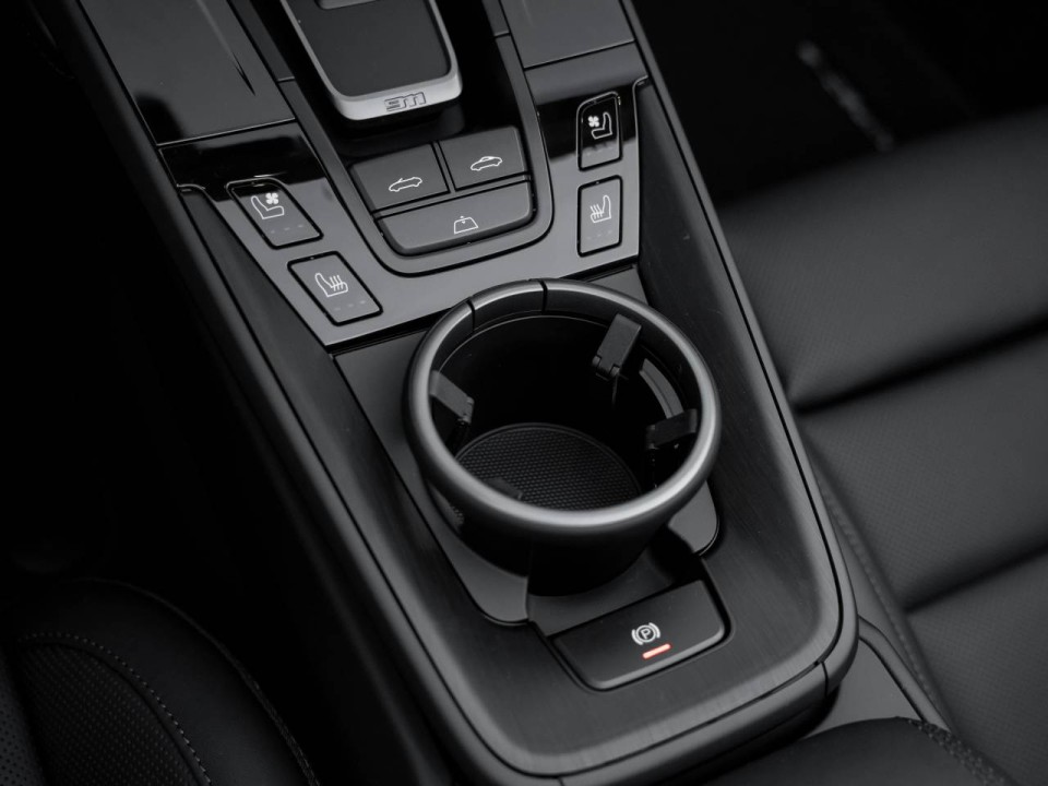 Porsche 911 Carrera 4 GTS - foto 13