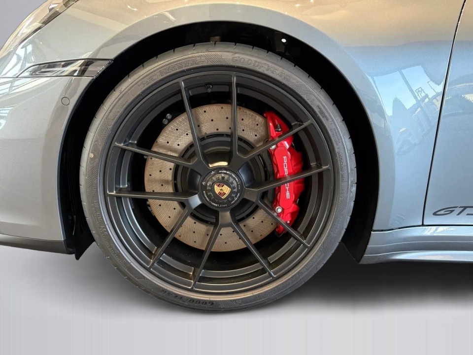 Porsche 911 Carrera 4 GTS - foto 26