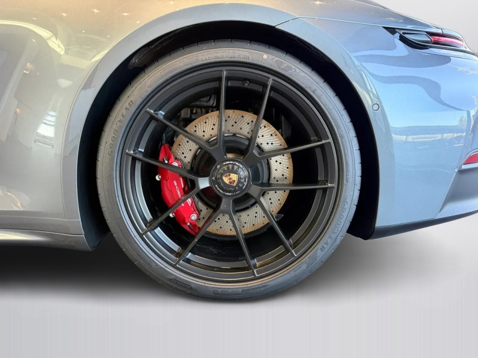 Porsche 911 Carrera 4 GTS - foto 28