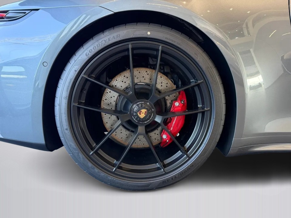 Porsche 911 Carrera 4 GTS - foto 29