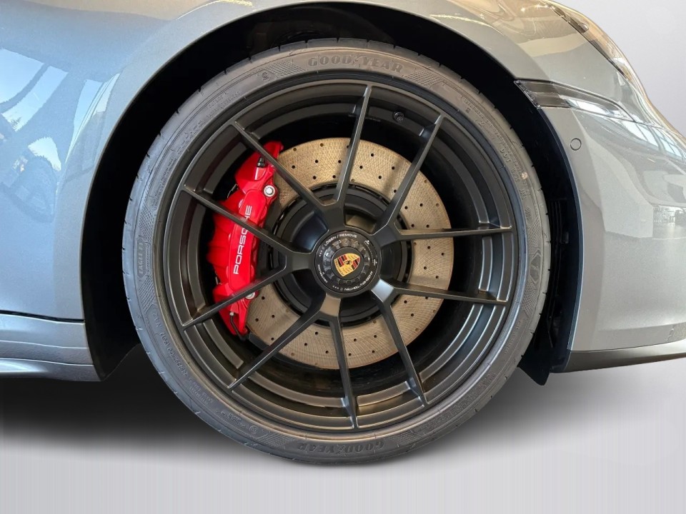 Porsche 911 Carrera 4 GTS - foto 27