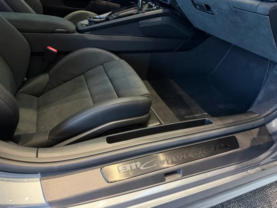 Porsche 911 Carrera 4 GTS - foto 22