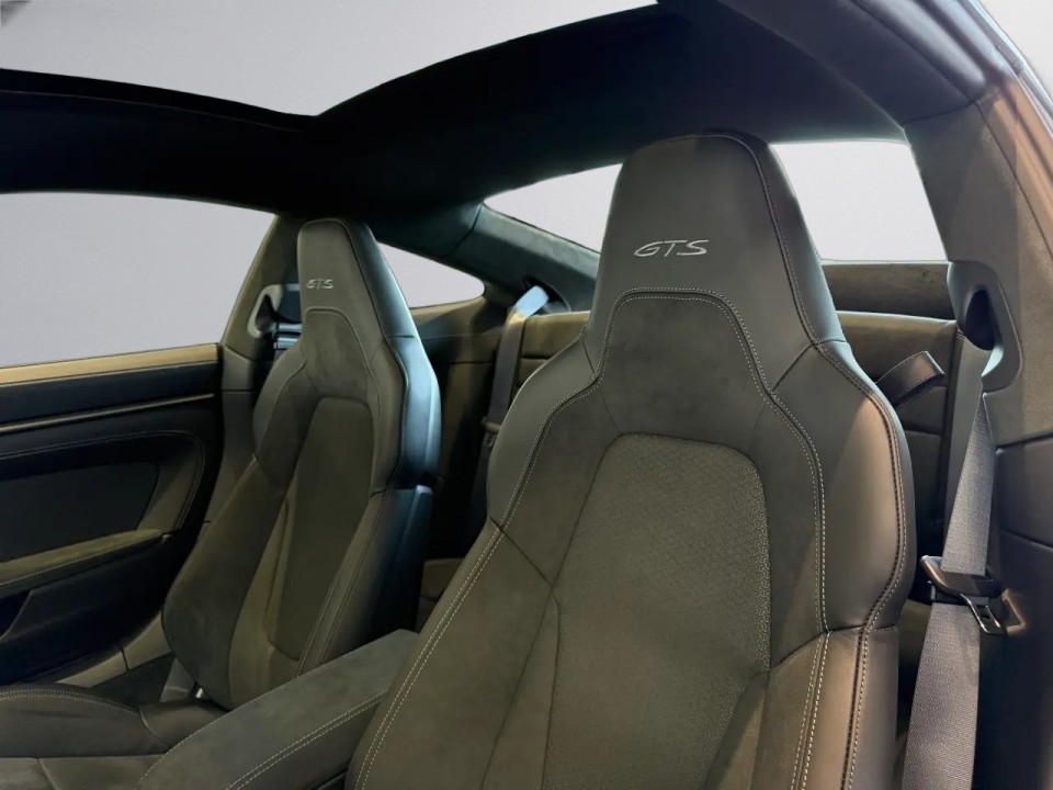 Porsche 911 Carrera 4 GTS - foto 18