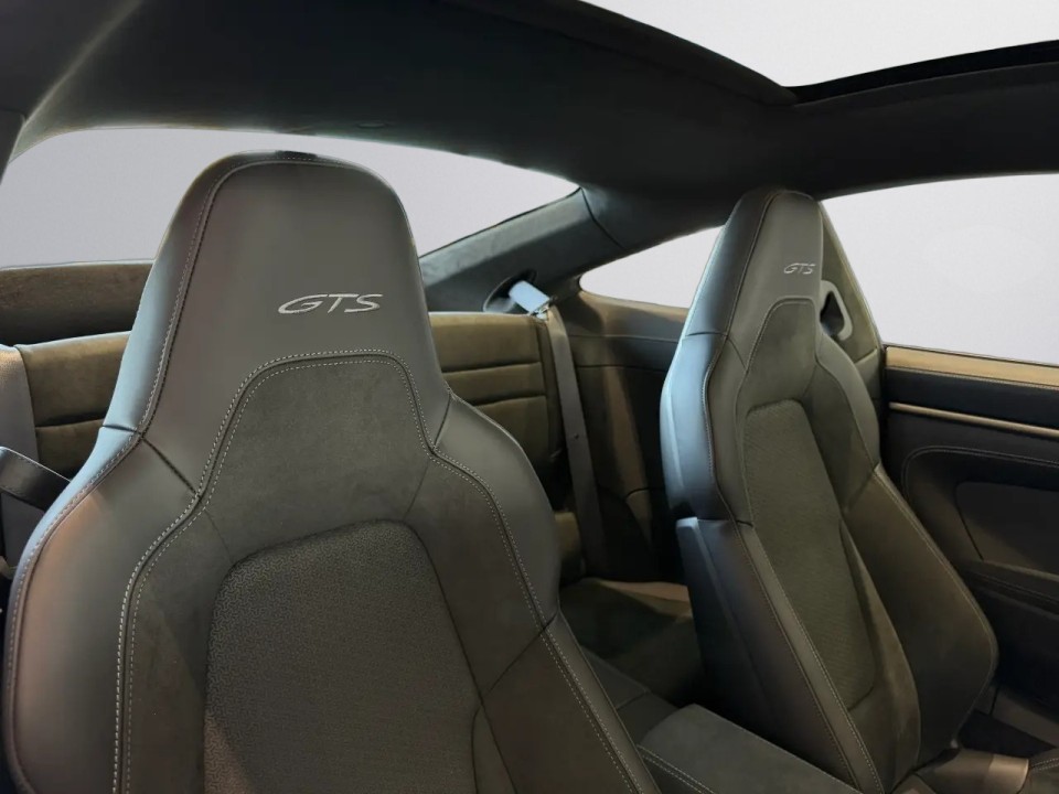 Porsche 911 Carrera 4 GTS - foto 17