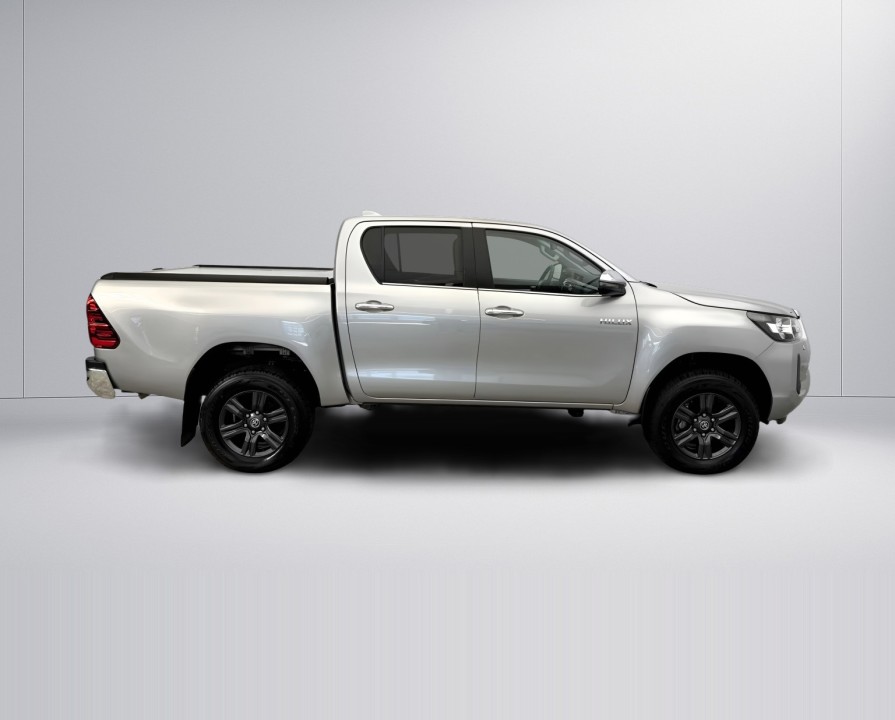 Toyota Hilux 2.8D (2)