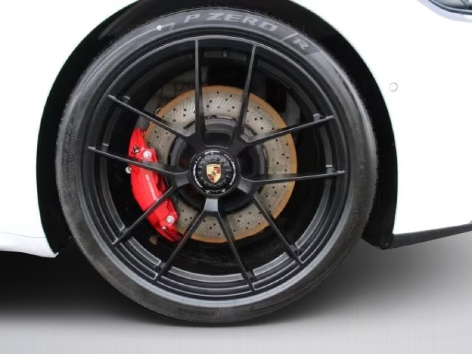 Porsche 911 Carrera 4 GTS - foto 25