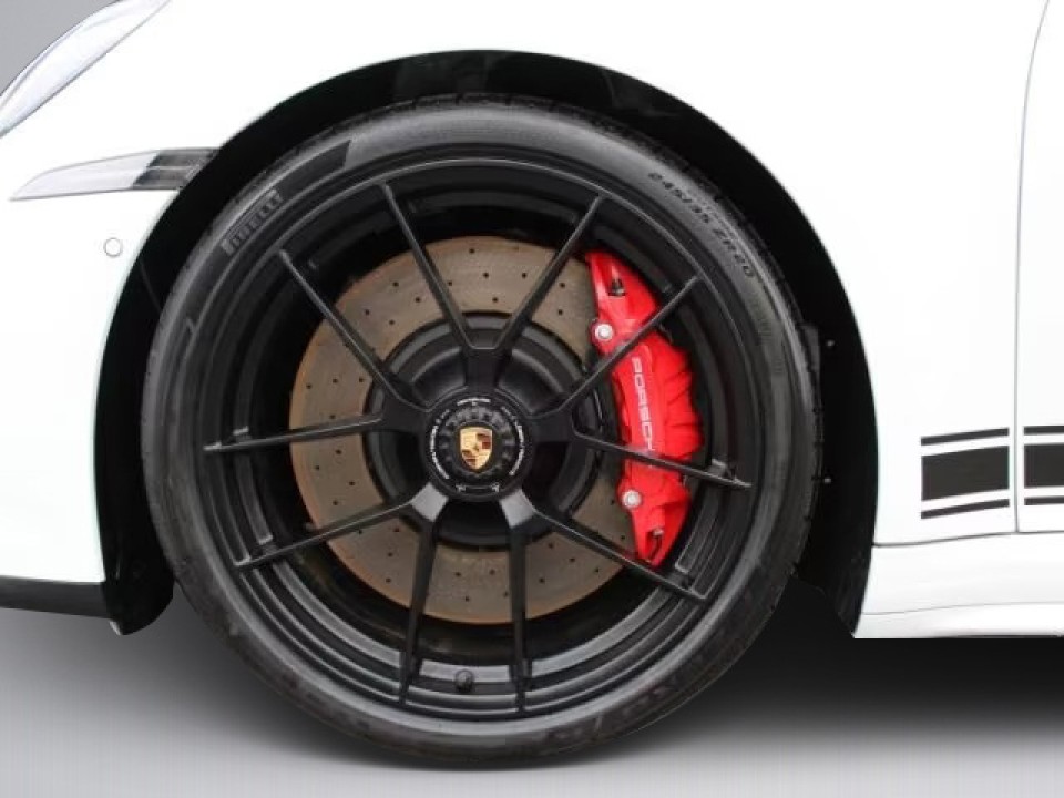 Porsche 911 Carrera 4 GTS - foto 26