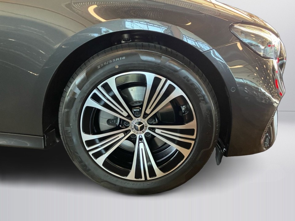 Mercedes-Benz E 200 Avantgarde - foto 22