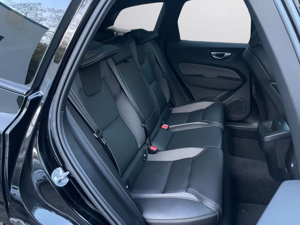 Volvo XC 60 B5 FACELIFT Plus Black - foto 8