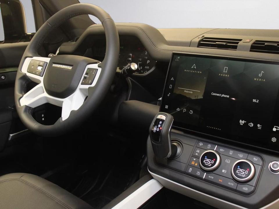 LAND ROVER Defender 2025 — imagine 14
