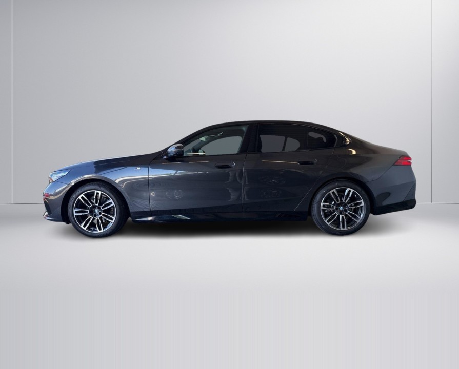 BMW 5 Series 2025 — imagine 2
