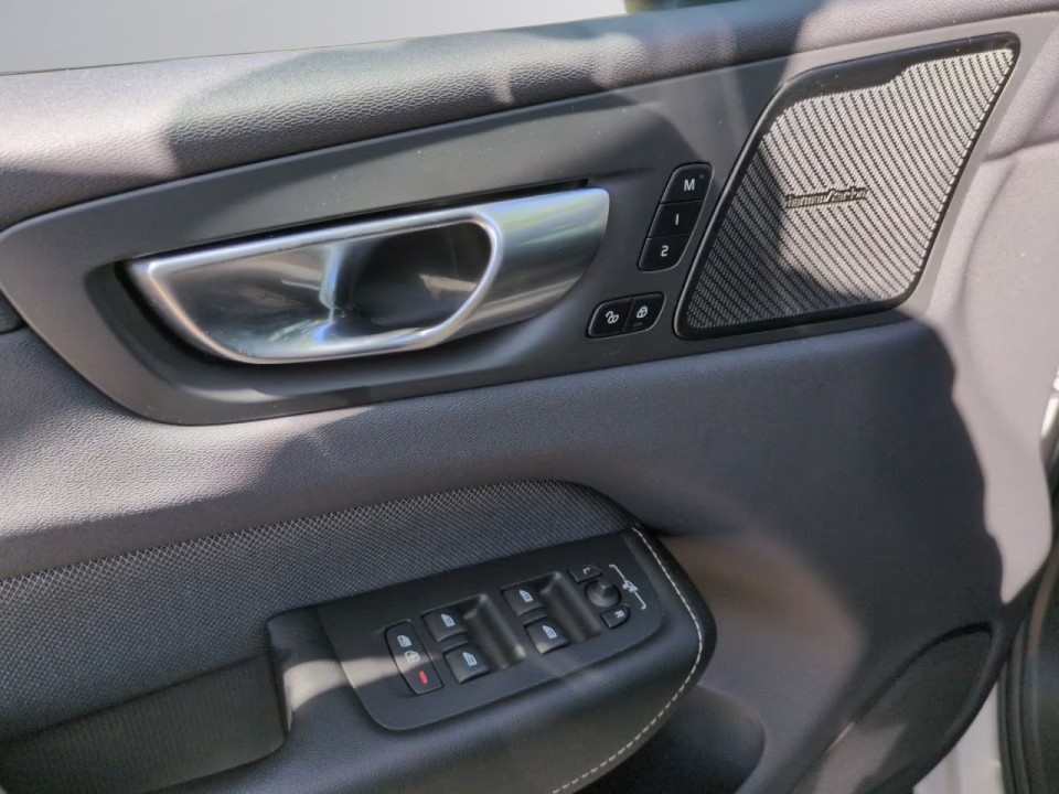 Volvo XC 60 R Design Recharge - foto 16