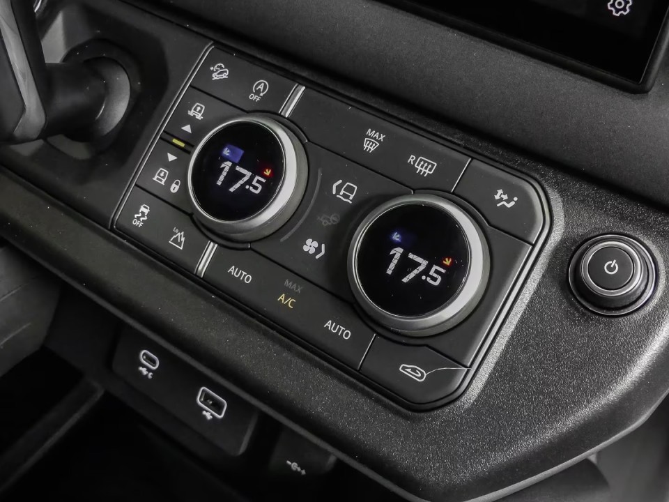 Land Rover Defender X-Dynamic SE D200 - foto 12