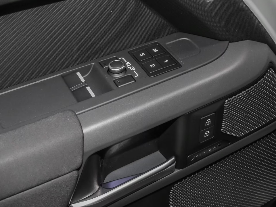 Land Rover Defender X-Dynamic SE D200 - foto 16