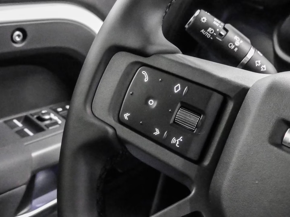 Land Rover Defender X-Dynamic SE D200 - foto 9