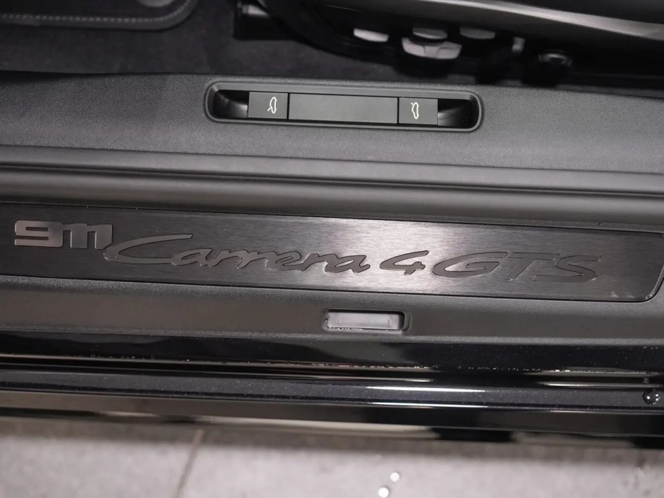 Porsche 911 Carrera 4 GTS - foto 29