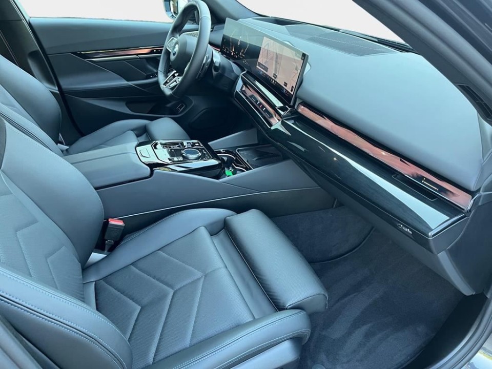 BMW 5 Series 2025 — imagine 16