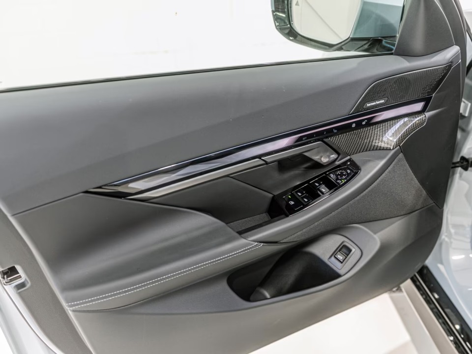 BMW Seria 5 520d xDrive M-Sport - foto 35