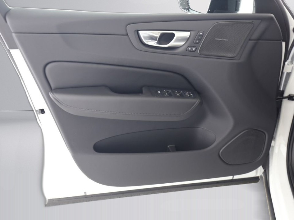 Volvo XC 60 Plus Dark Recharge - foto 11