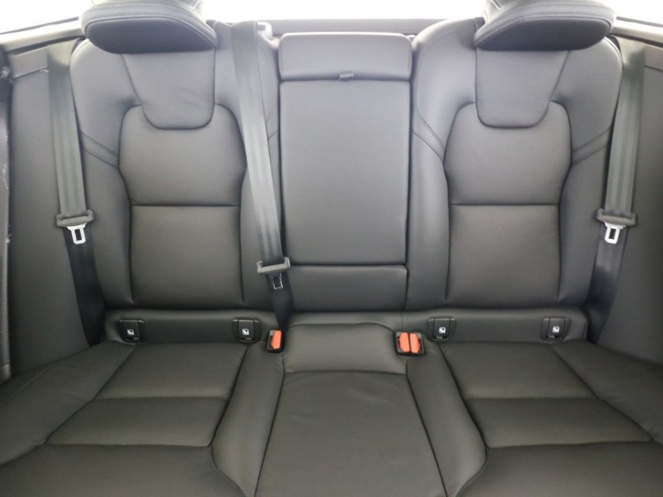 Volvo XC 60 Plus Dark Recharge - foto 6