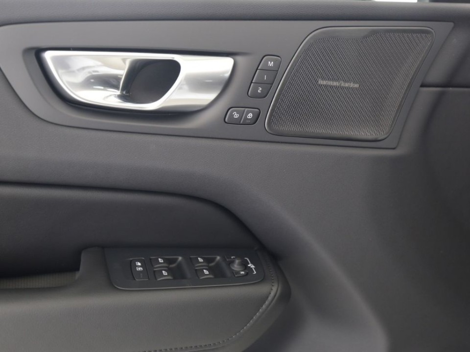 Volvo XC 60 Plus Dark Recharge - foto 10
