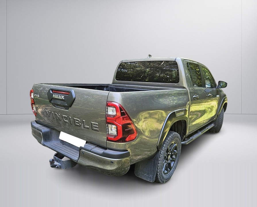 Toyota Hilux 2.8D Invincible (2)