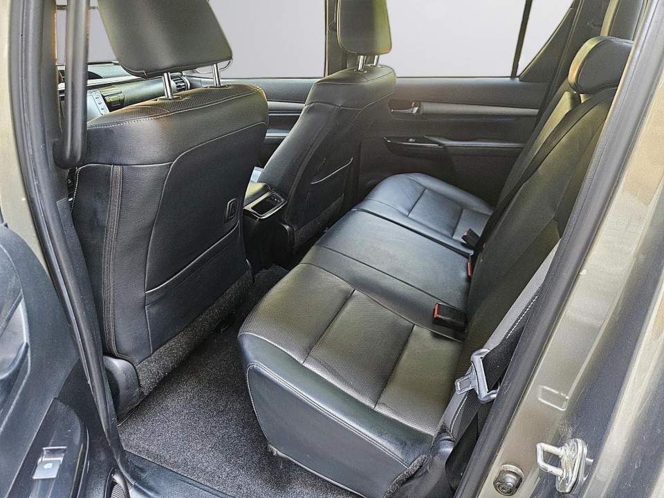Toyota Hilux 2.8D Invincible - foto 11