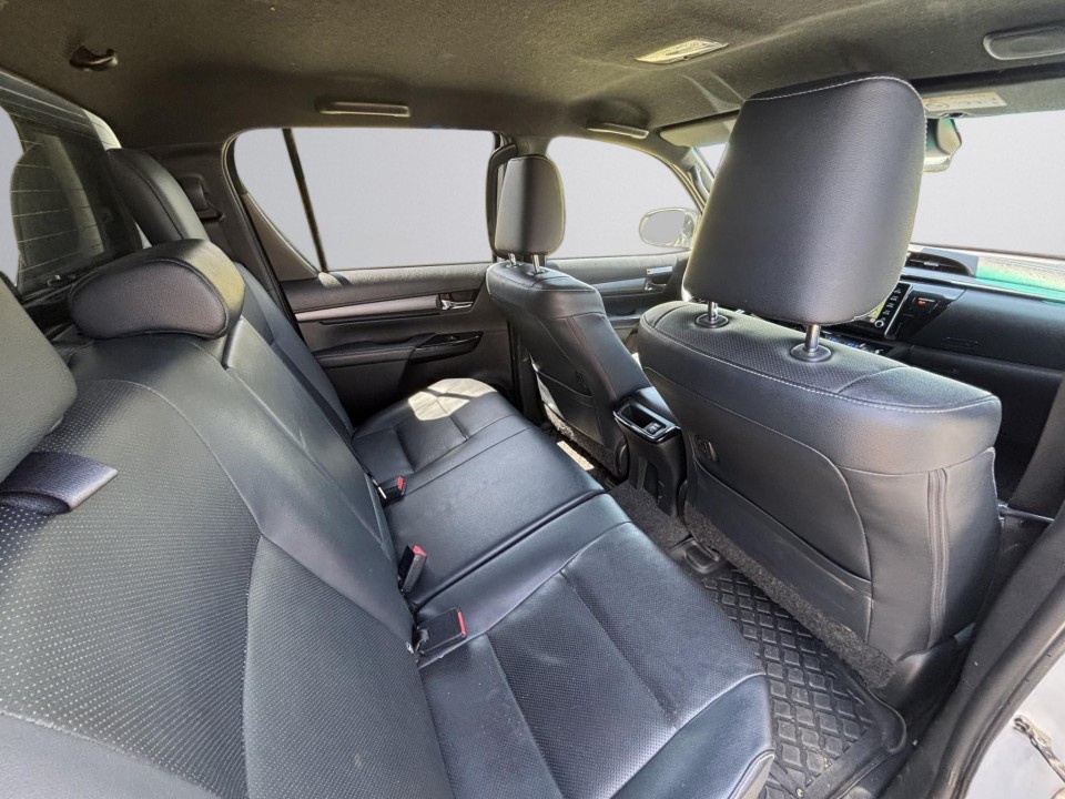 Toyota Hilux 2.8D Invincible (4)