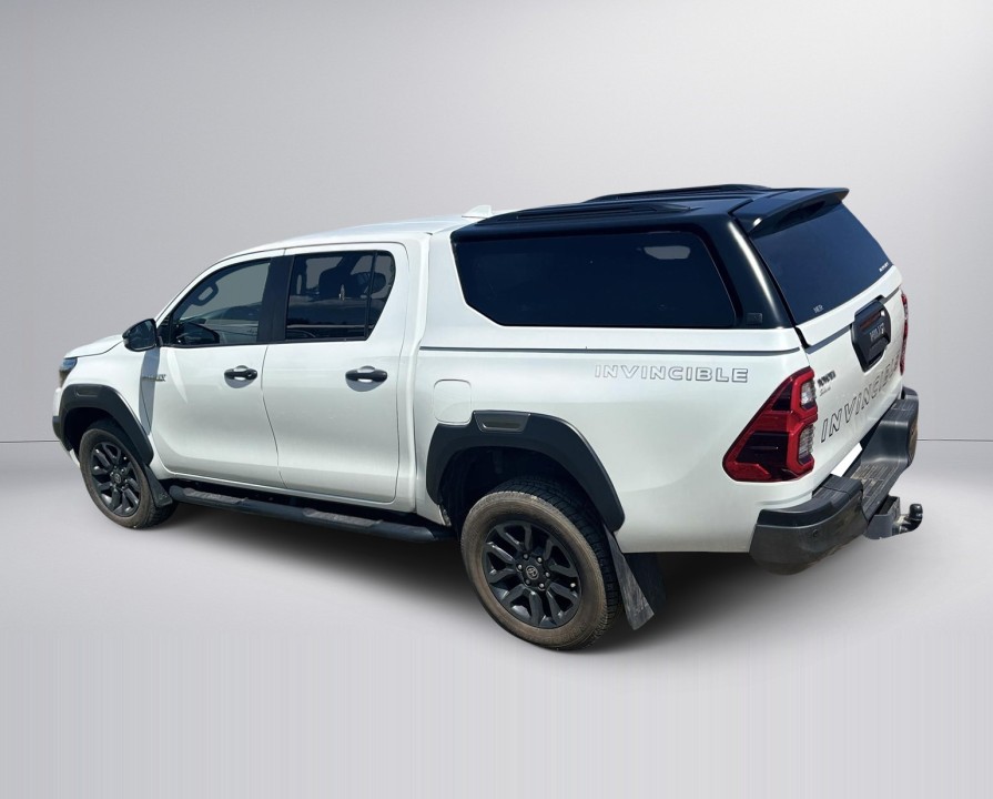 Toyota Hilux 2.8D Invincible (2)