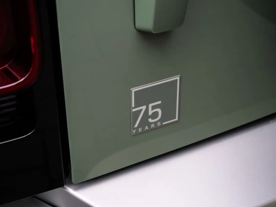 Land Rover Defender D300 75th Limited Edition - foto 15