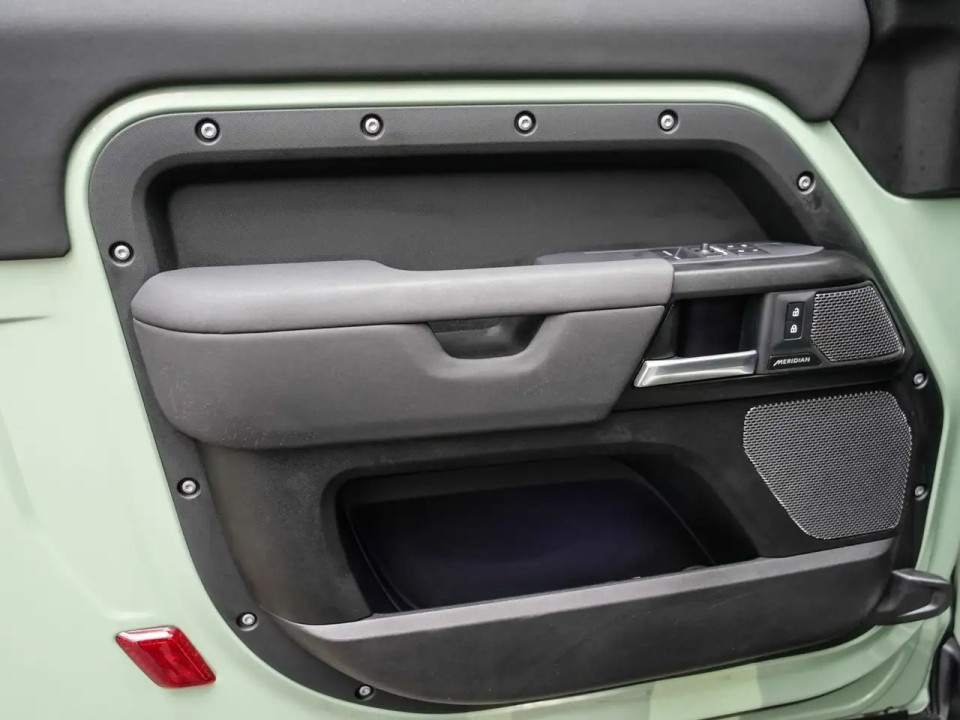 Land Rover Defender D300 75th Limited Edition - foto 13