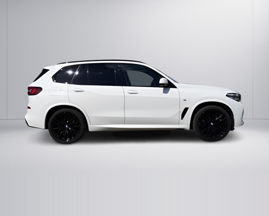 BMW X5 M50i (2)