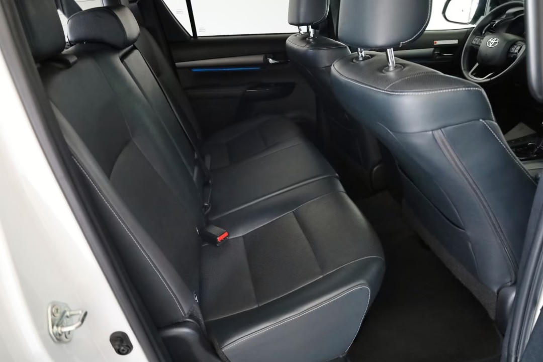 Toyota Hilux 2.8D Invincible - foto 24