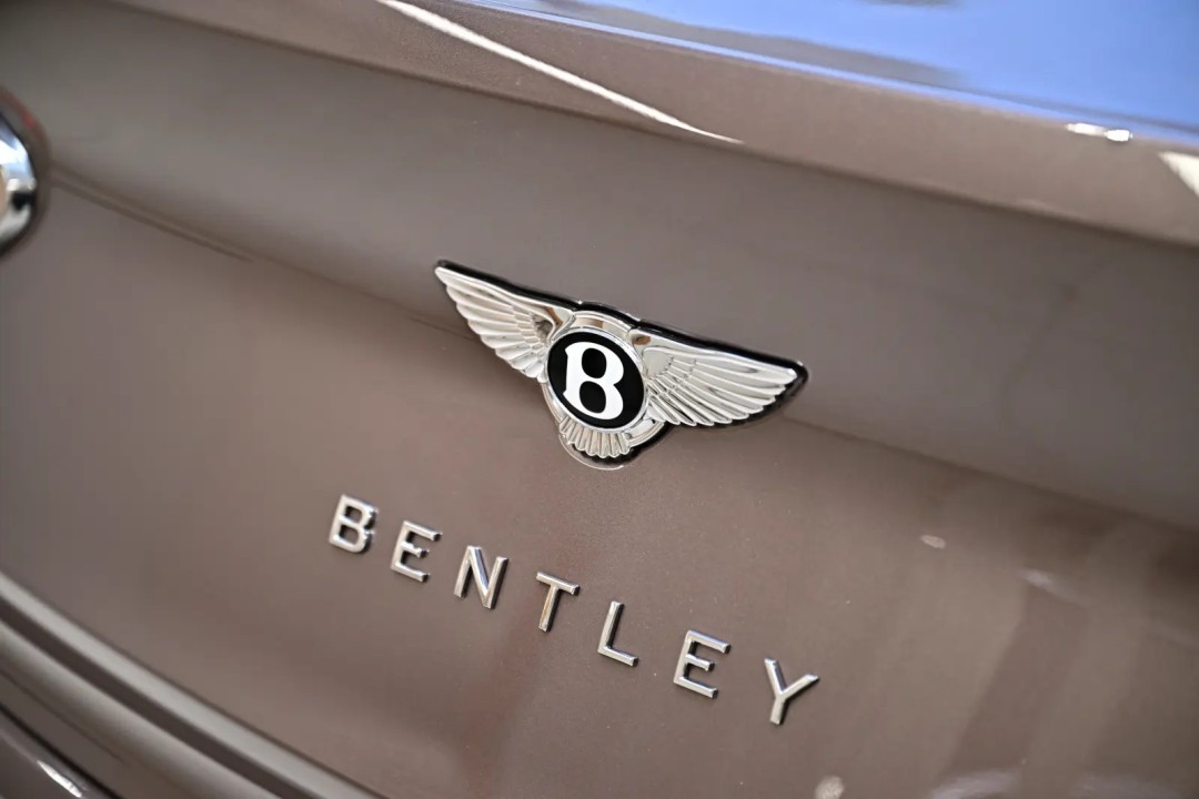 Bentley Bentayga Atelier Edition V6 Hybrid - foto 38