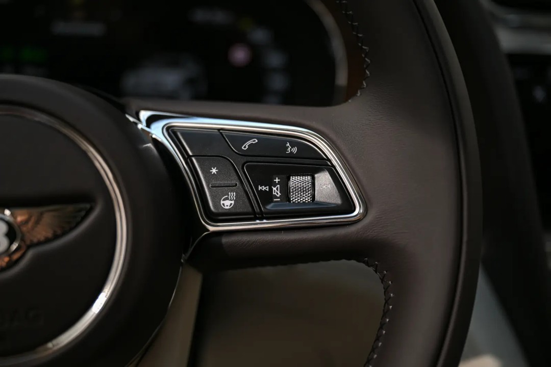 Bentley Bentayga Atelier Edition V6 Hybrid - foto 13