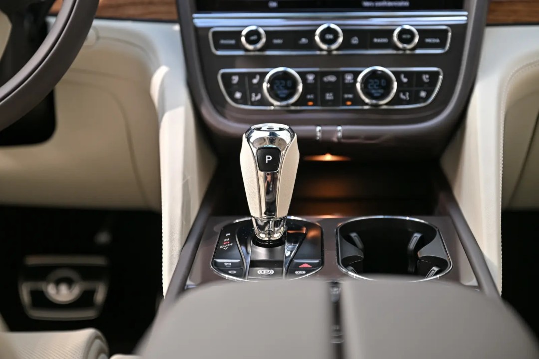 Bentley Bentayga Atelier Edition V6 Hybrid - foto 15