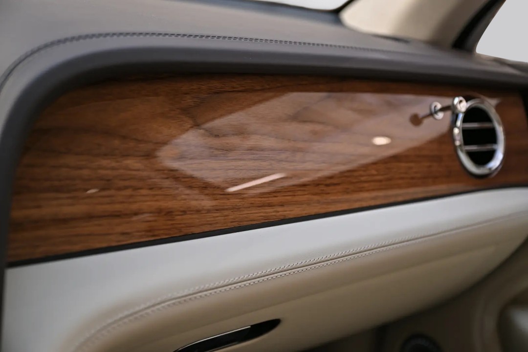Bentley Bentayga Atelier Edition V6 Hybrid - foto 22